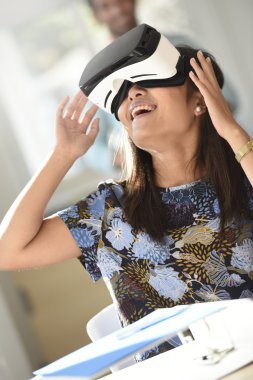 Memur Vr kulaklık kullanarak