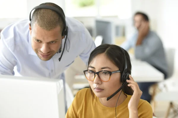 Assistant avec gestionnaire au bureau — Photo