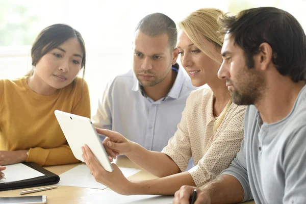 Geschäftsleute nutzen Tablet im Büro — Stockfoto