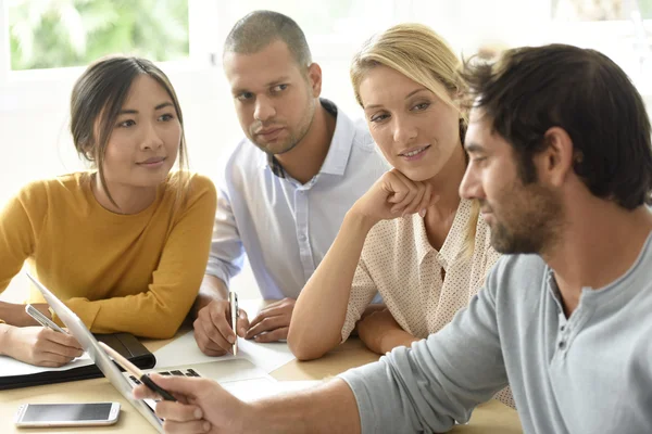 Workgroup interacting in office — Stock Photo, Image