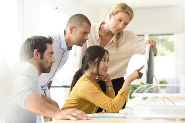 Team working together on desktop — Stock Photo, Image