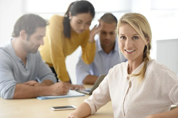 Woman attending work meeting — Stockfoto