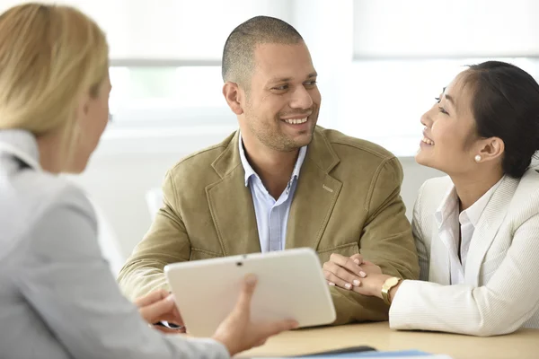 Paar vergaderingen financieel adviseur — Stockfoto