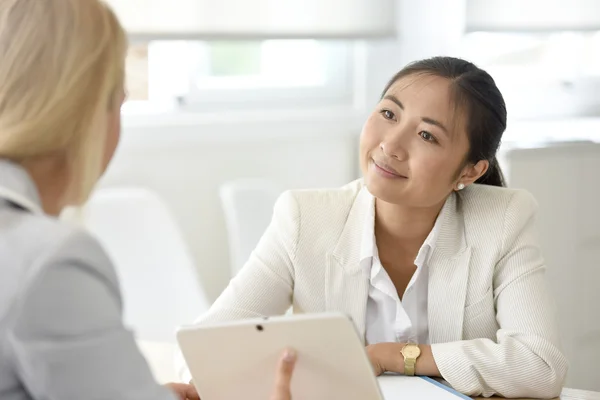 Affärskvinnor möte för partnerskap — Stockfoto