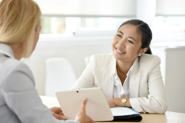 Affärskvinnor möte för partnerskap — Stockfoto