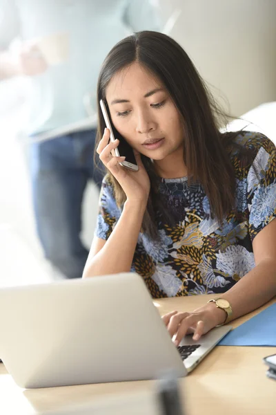 Donna in ufficio che lavora su laptop — Foto Stock