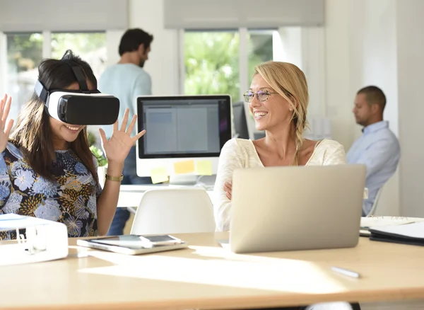 Personas en el trabajo probando auriculares VR —  Fotos de Stock