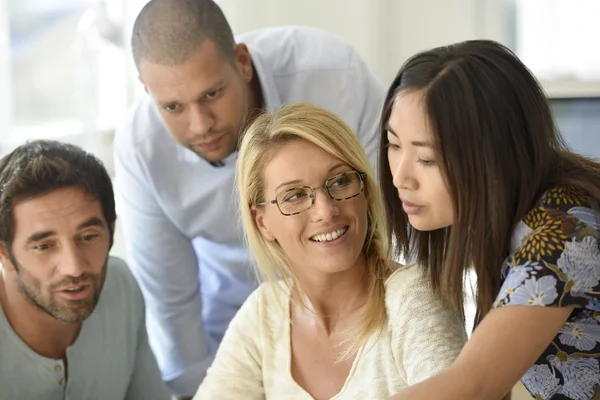 Workgroup in office meeting — Stockfoto