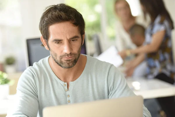 Hombre en el trabajo de oficina — Foto de Stock