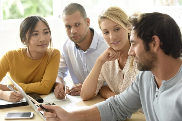 Arbeitsgruppe interagiert im Büro lizenzfreie Stockbilder