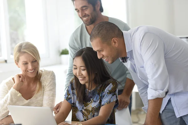 Arbeitsgruppe im Büro trifft sich Stockbild