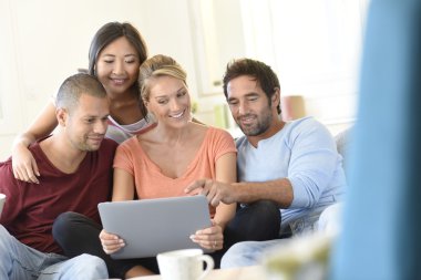 kanepe websurfing Internet üzerinde oturan arkadaşlar