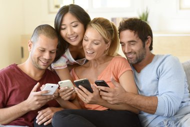 Arkadaşlar evde akıllı telefonlar ile oynamak