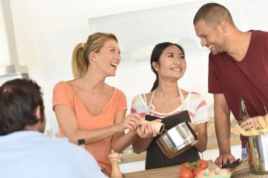 Arkadaşlar eğlenmeye yemek hazırlama