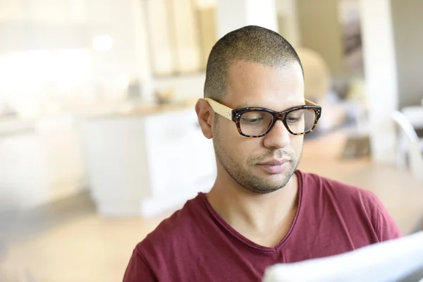 Guy with eyeglasses reading newspaper — Stock Photo, Image