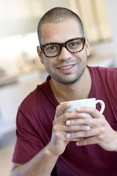 Tipo hispano con anteojos en beber té —  Fotos de Stock