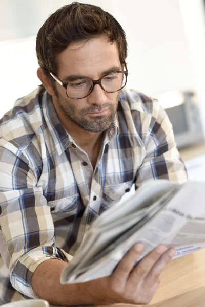 Uomo a casa a leggere il giornale — Foto Stock