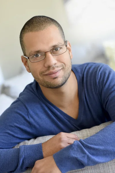 Hombre con gafas en casa relajante — Foto de Stock