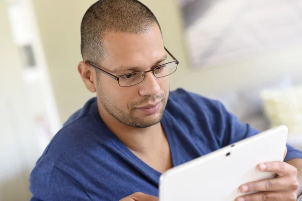 Man websurfing on tablet — Stock Photo, Image