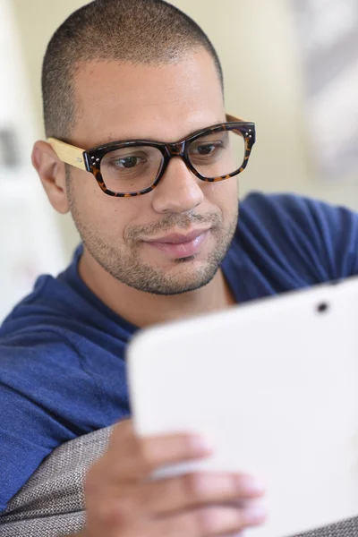 Man websurfing on tablet — Stock Photo, Image