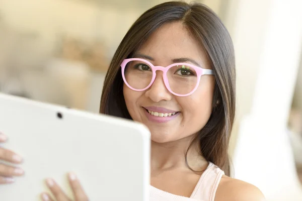 Mujer usando tableta digital —  Fotos de Stock