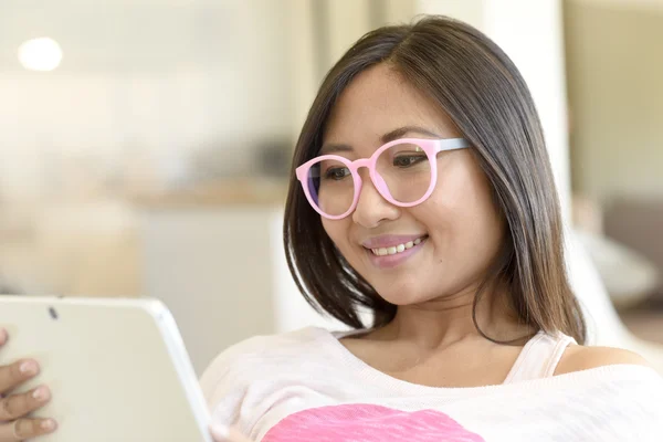 Mulher usando tablet digital — Fotografia de Stock