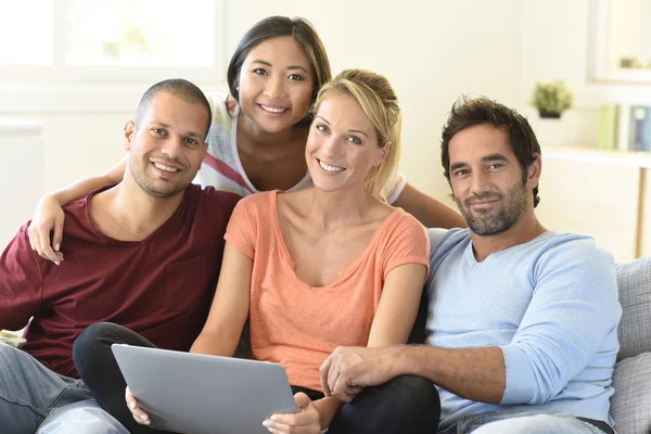 Vänner som sitter i soffan websurfing på internet — Stockfoto