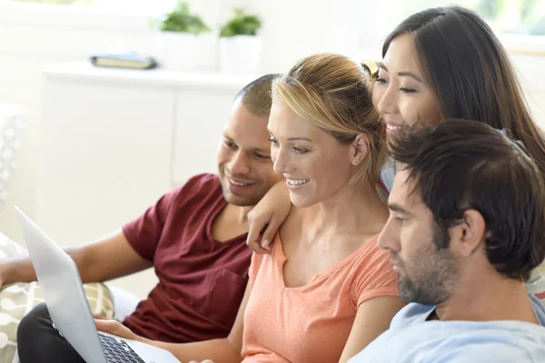 Friends sitting in couch websurfing on internet — Stock Photo, Image