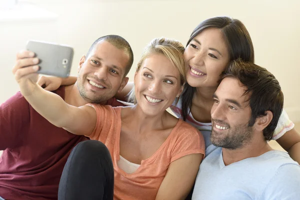 Amici scattare foto selfie — Foto Stock