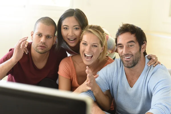 Friends watching game — Stock Photo, Image