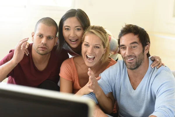 Amigos assistindo jogo — Fotografia de Stock