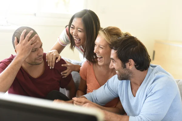 Amigos assistindo jogo — Fotografia de Stock