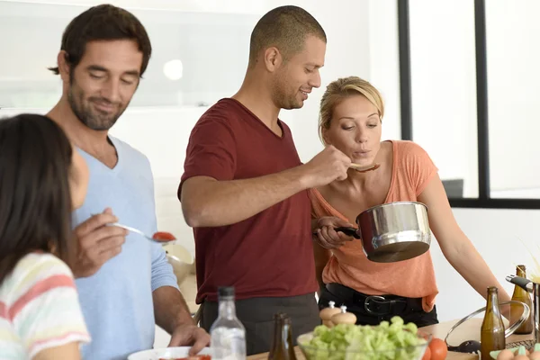 Vrienden plezier koken maaltijd — Stockfoto