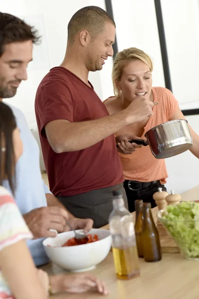 Amigos se divertindo cozinhar refeição — Fotografia de Stock