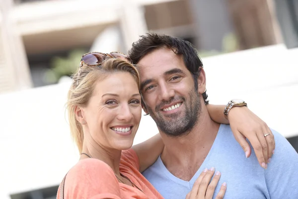 Glada par stående utanför — Stockfoto