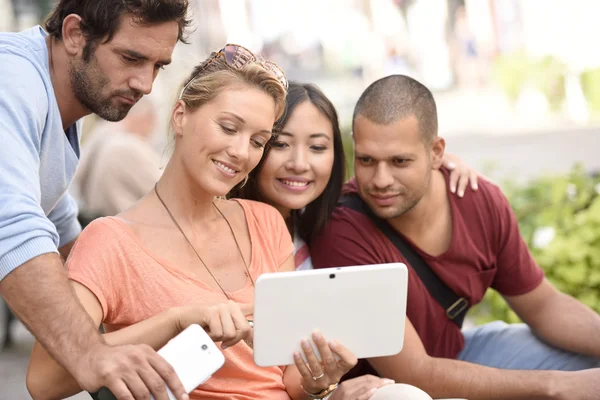 Personer websurfing på digitala tablett — Stockfoto