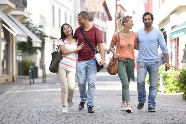 Menschen im Urlaub zu Fuß auf der Stadtstraße — Stockfoto