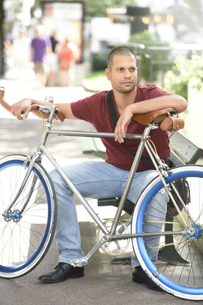 Homme avec vélo assis — Photo