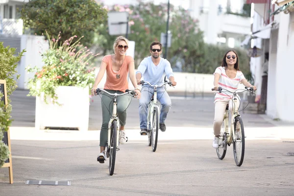 Menschen im Urlaub mit Fahrrädern — Stockfoto