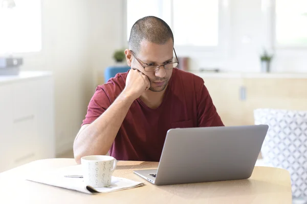 Man at home looking at digital news Royalty Free Εικόνες Αρχείου