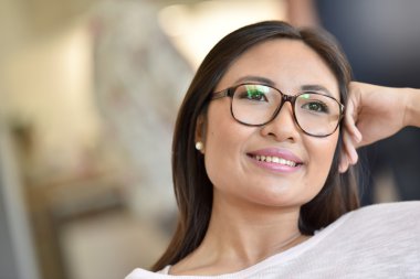  Asyalı kız gülümseyerek 