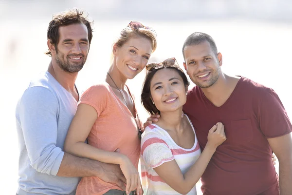 Vielrassige Paare posieren — Stockfoto