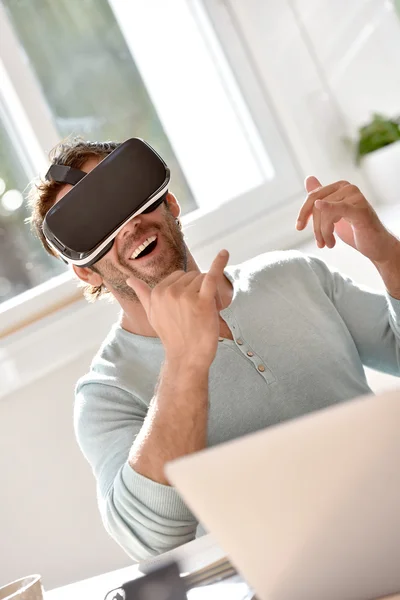 VR kulaklık kullanarak adam — Stok fotoğraf