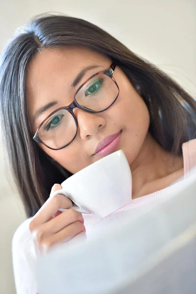 Menina asiática relaxante com café — Fotografia de Stock