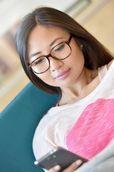 Young woman using smartphone — Stock Photo, Image