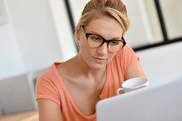 Vrouw werkt met laptop — Stockfoto