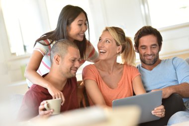 arkadaşlar websurfing dizüstü bilgisayar üzerinde