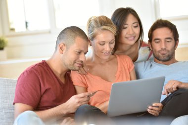 arkadaşlar websurfing dizüstü bilgisayar üzerinde
