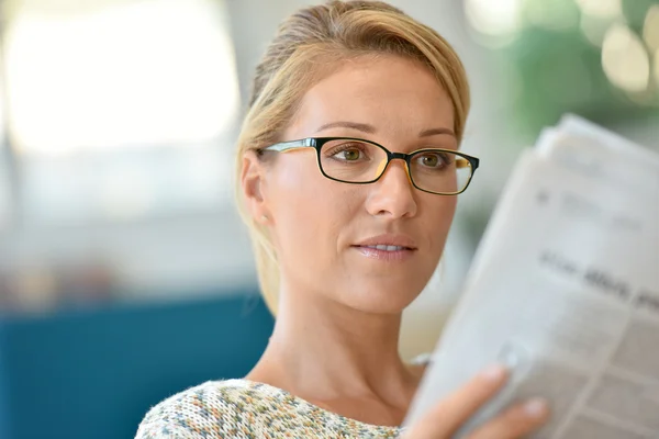 Donna che legge giornale — Foto Stock