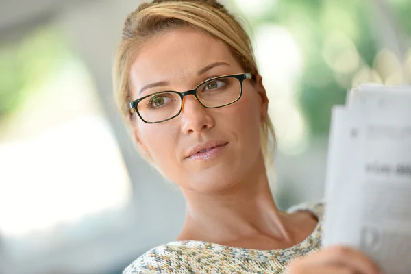 Frau liest Zeitung — Stockfoto